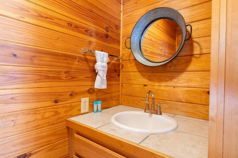 Bathroom 3, Nicoha, Sevier