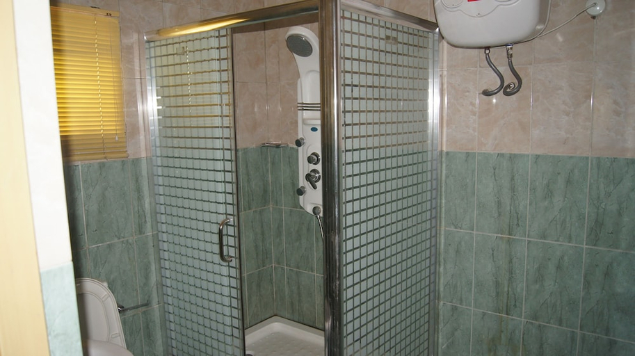 Bathroom 5, Royalview Hotel and Suites, Mushin