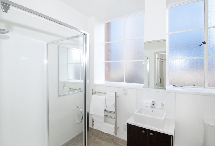 Bathroom 4, Quest on London, Hamilton