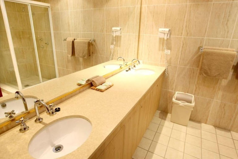 Bathroom 5, The Hermitage Motel, Campbelltown  - South