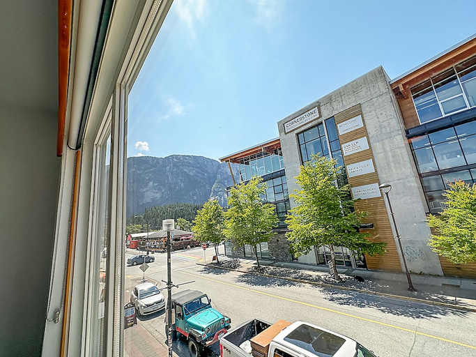 Exterior & Views 2, Crash Hotel Squamish, Squamish-Lillooet