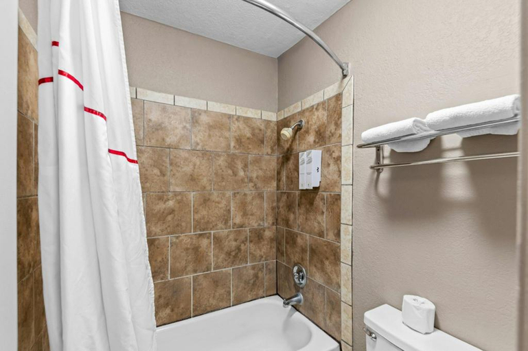 Bathroom 4, Red Roof Inn Ardmore, Carter