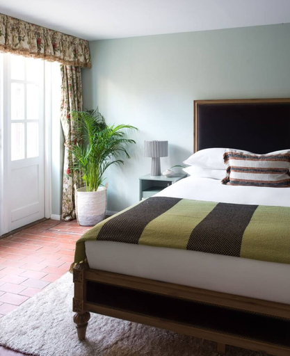Room 4, Notting Hill Mews House Sleeps 8, London
