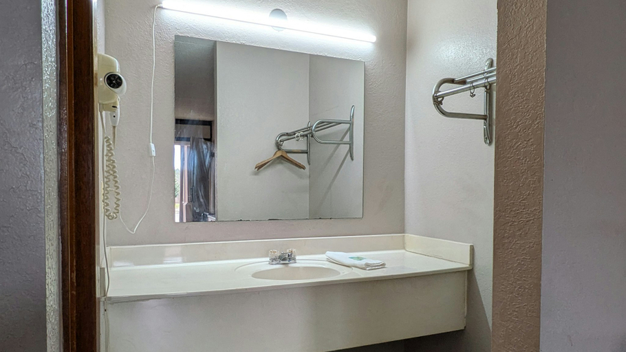 Bathroom 5, Inn of Loudon, Loudon