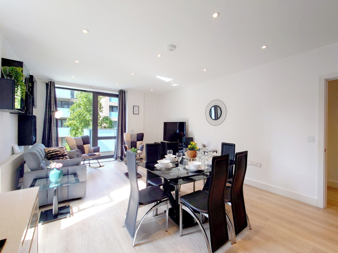 Room 4, Modern 2-Bed Apartment In Poplar Near Canary Wharf, London