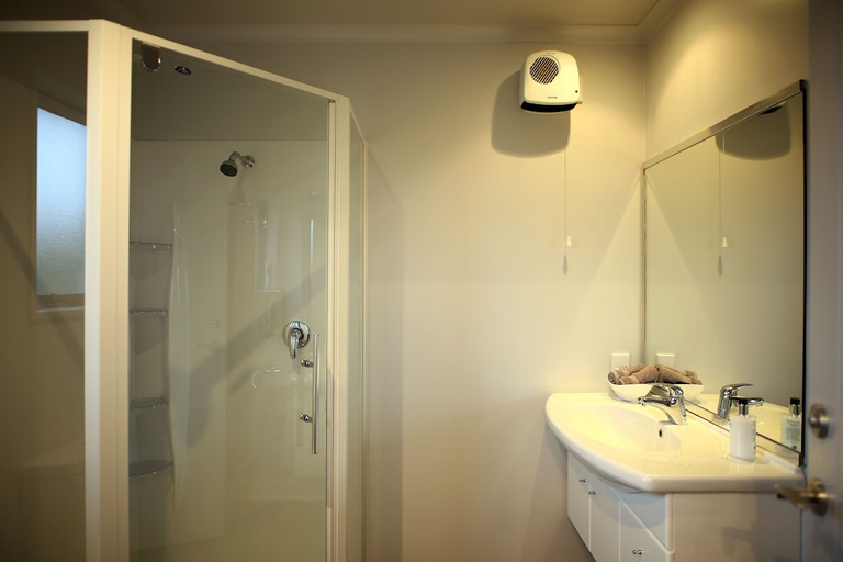 Bathroom 3, Oamaru Motor Lodge, Waitaki