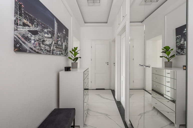 Front of property 4, Lumina 3-room Apartment near the Metro, Warsaw