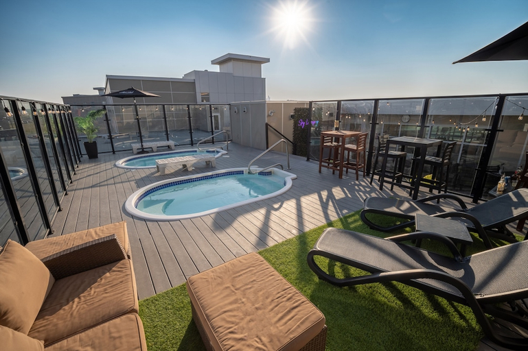 Sport & Beauty 3, Applause Hotel by CLIQUE, Division No. 6