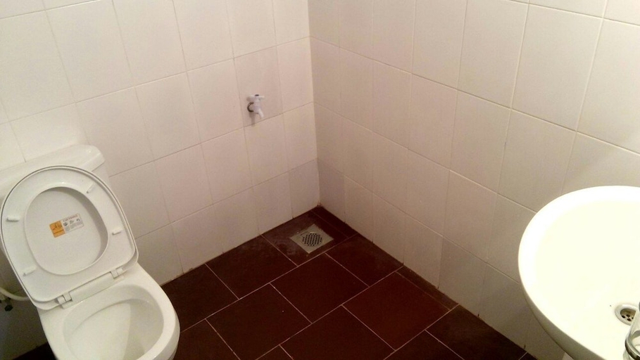 Bathroom, Asix Hotel, Trincomalee Town and Gravets