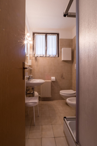 Bathroom 4, Hotel Ferrari, Trento