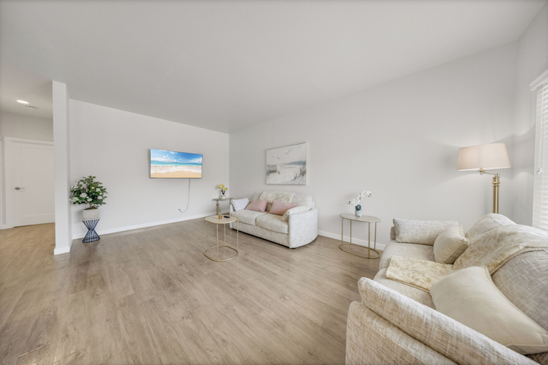 Living area 4, OneLuxStay Coastal 2BR Near Beach, Los Angeles