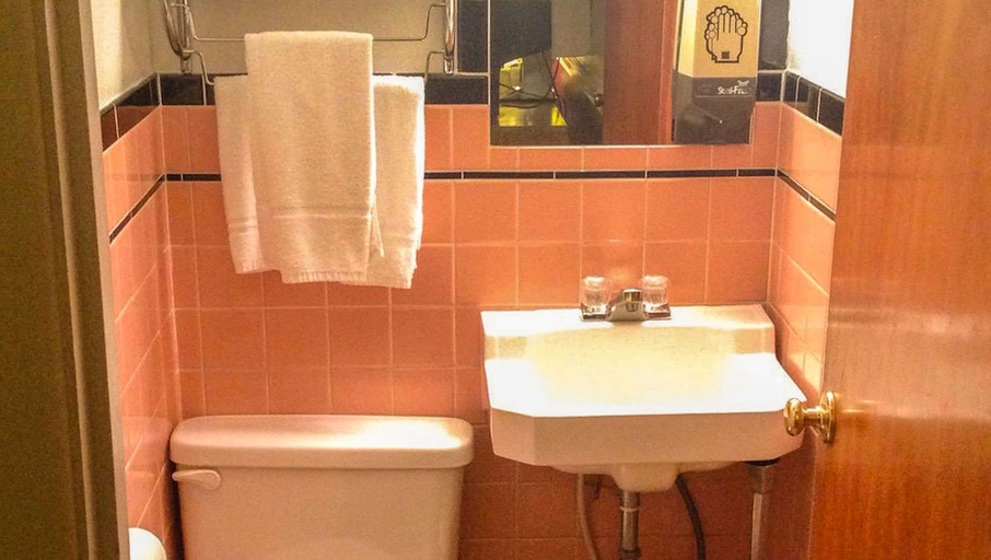 Bathroom 5, JUDY'S MOTEL BEDFORD, Bedford