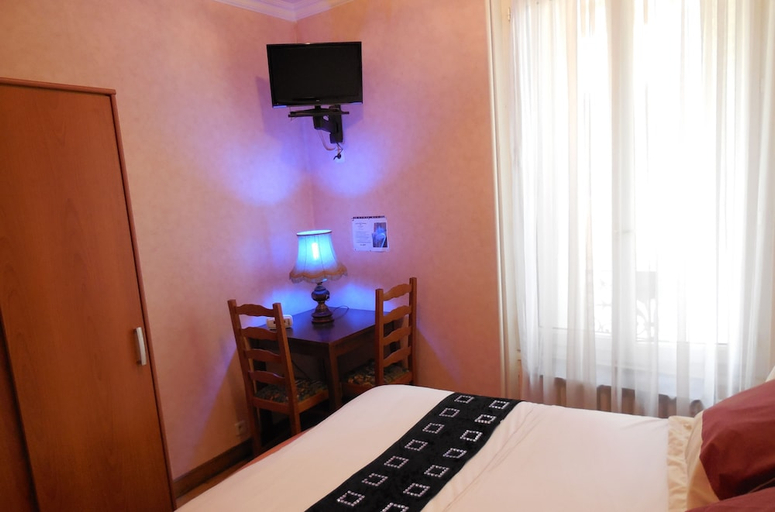 Bedroom 2, Hotel Le Petit Chateau, Hauts-de-Seine