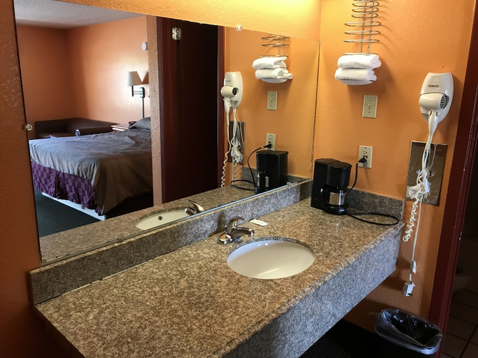 Bathroom, American Inn Cleburne, Johnson