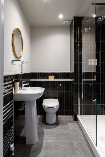 Bathroom 4, The Bridge Hotel, Northamptonshire