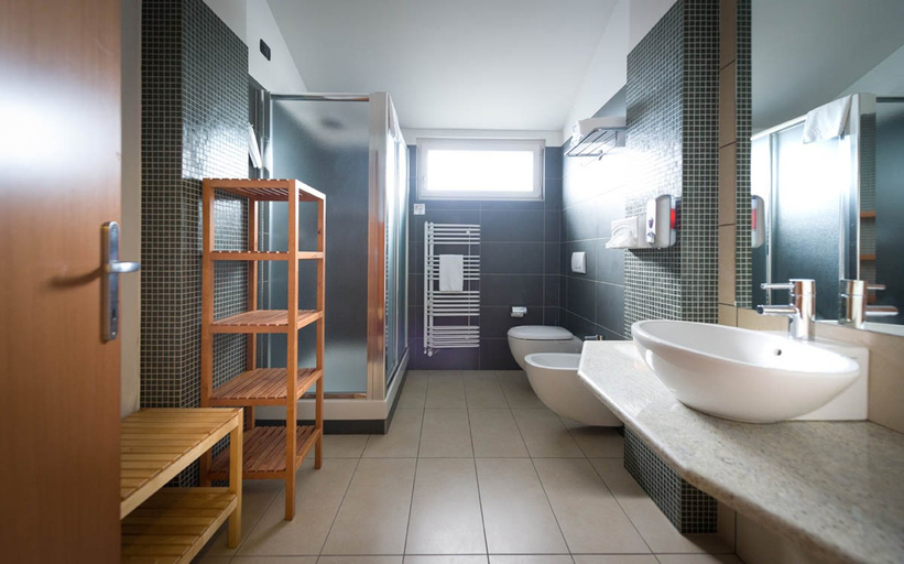Bathroom 5, Hotel San Luigi, Torino