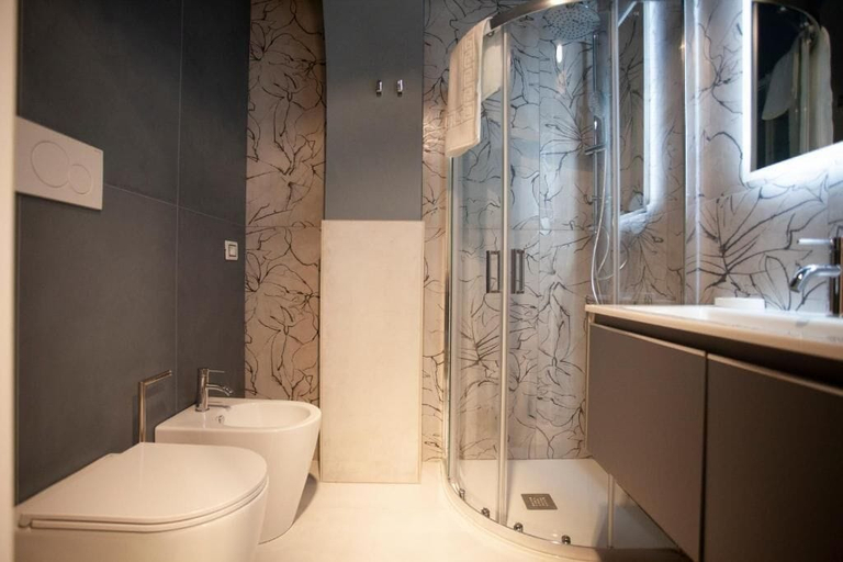 Bathroom 4, Switch Holiday 312, La Spezia