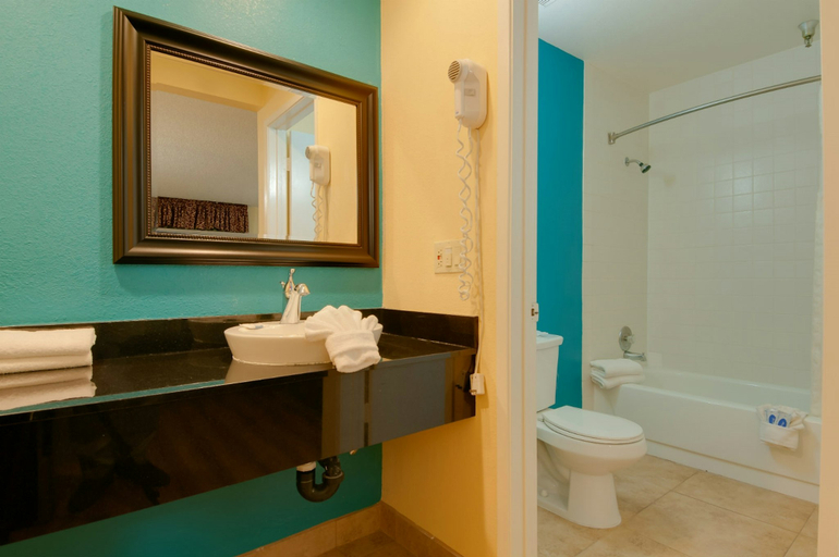 Bathroom 4, Vagabond Inn Bakersfield South, Kern