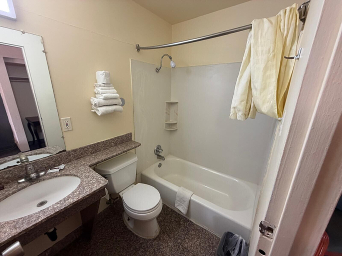 Bathroom, Encore Motel, San Juan