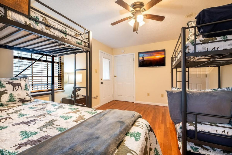 Room 4, Laurel Mountain Lodge, Sevier