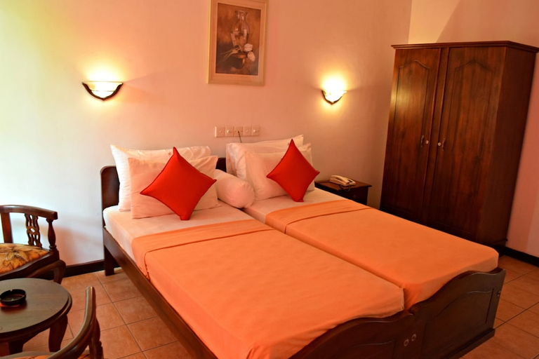 Bedroom 2, Hotel Lagoon Paradise, Negombo
