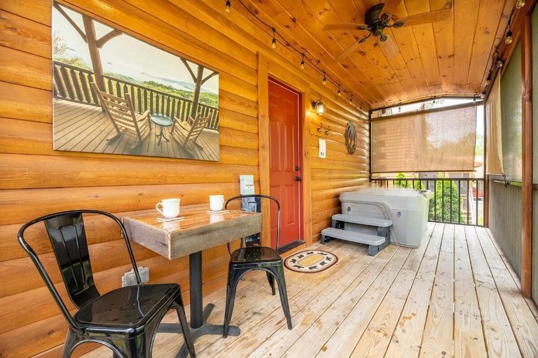 Outdoor dining, Mimi and Pop's Place, Sevier
