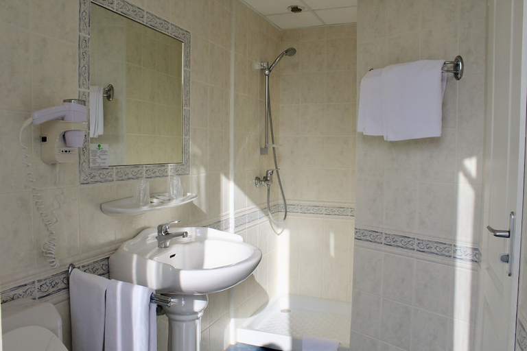 Bathroom 4, Hôtel Sainte Marie, Hautes-Pyrénées