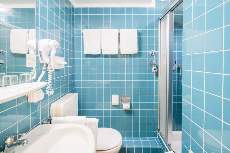 Bathroom 5, Garden Hotel Krefeld, Krefeld