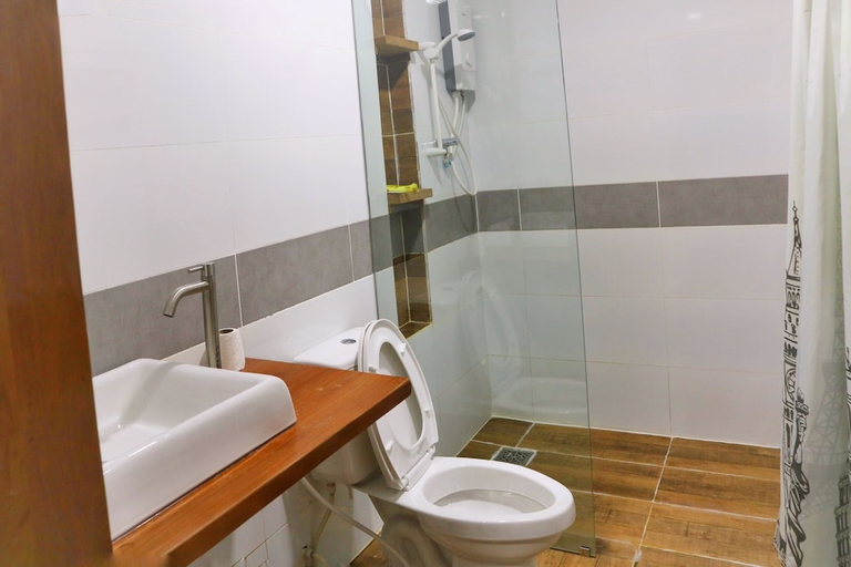Bathroom 4, Neakru Guesthouse and Restaurant, Kampot