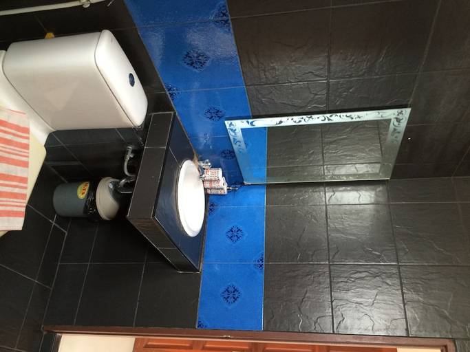Bathroom 2, Wilai Guesthouse, Pattaya