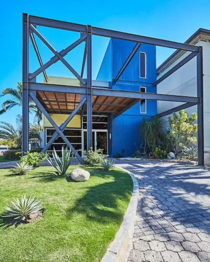 Exterior & Views