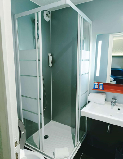 Bathroom 5, Enzo Trappes by Kyriad Direct, Yvelines