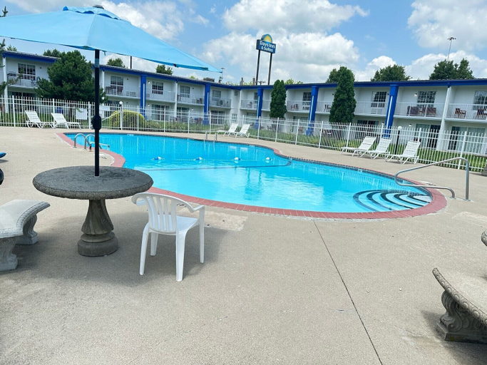 Outdoor pool 4, Baymont By Wyndham Lexington, Fayette