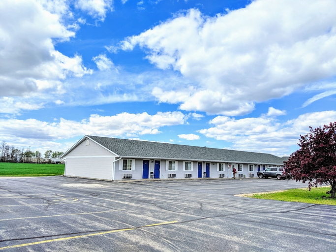 Exterior & Views 2, Executive Inn, Carroll