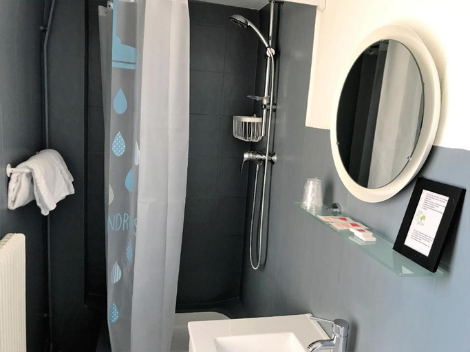 Bathroom 4, Hotel Estran, Calvados