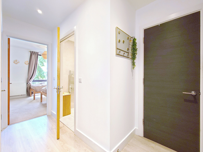 Room 5, Modern 2-Bed Apartment In Poplar Near Canary Wharf, London