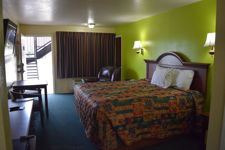 Bedroom 4, Claremore Motor Inn, Rogers