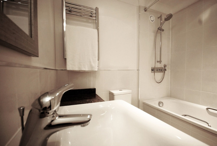 Bathroom 3, Humber Royal Hotel, Lincolnshire