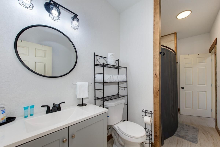 Bathroom 3, Bearfoot Timbers, Sevier