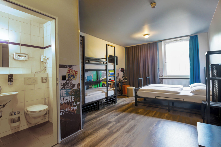 Bedroom 3, a&o Stuttgart City - Hostel, Stuttgart