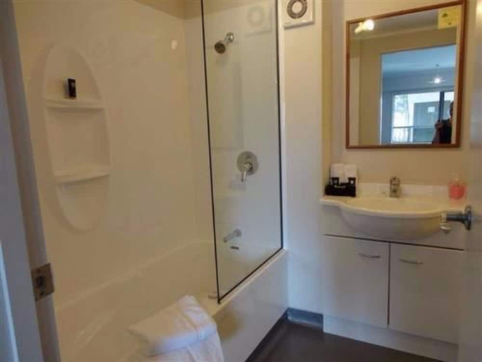 Bathroom, Abode On Courtenay Motor Inn, New Plymouth