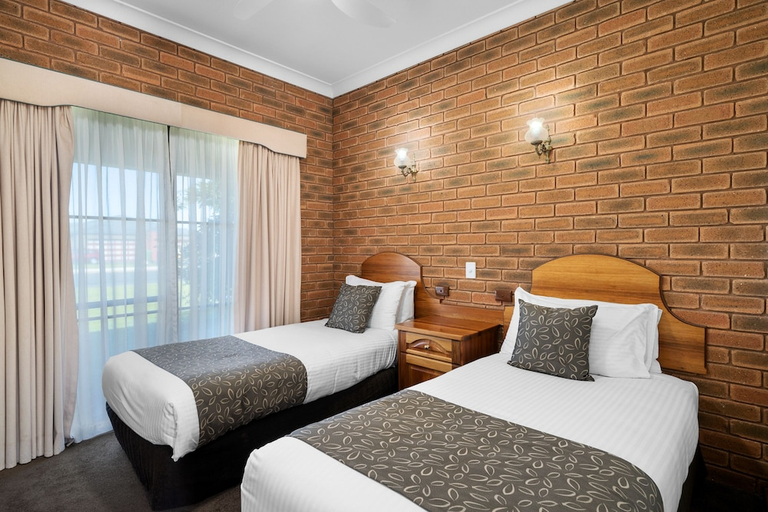 Bedroom 3, Heritage Motor Inn, Corowa
