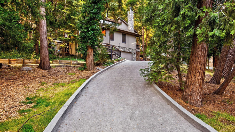 Interior 3, Whispering Pines by Avantstay Pine-view Cabin Trail Access + Game Room + Fire Pit, San Bernardino