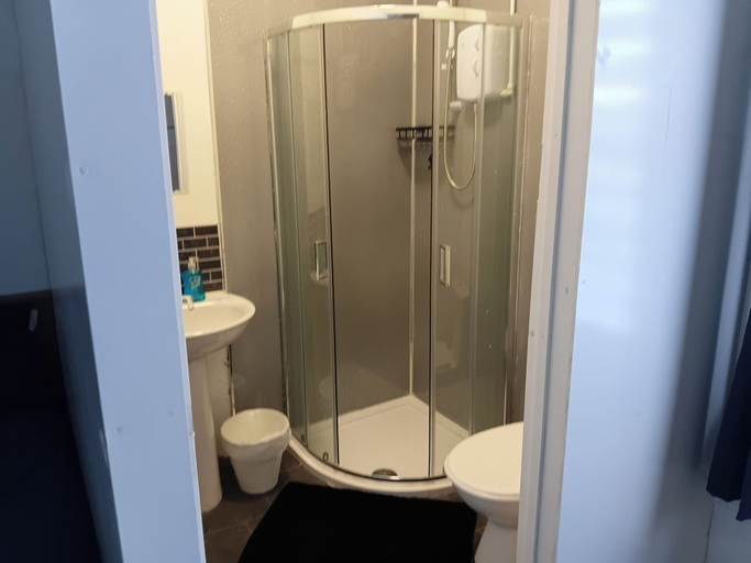 Bathroom, Studio Sleeps 2 With Parking, Sandwell