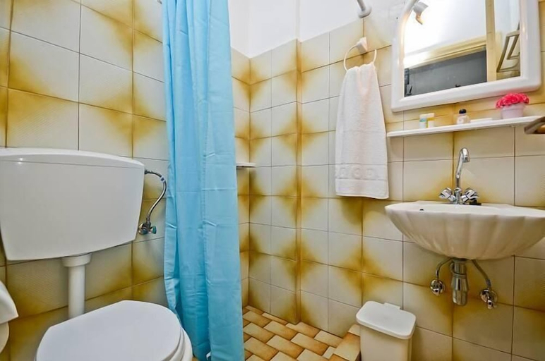 Bathroom 5, Galazia Studios, South Aegean