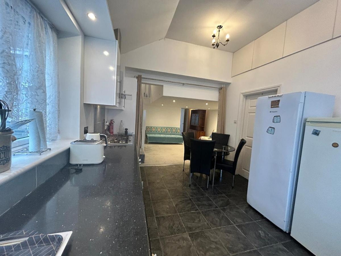 Others 5, Lovely Calm Independent Home, London