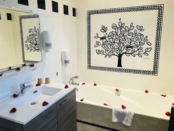 Bathroom 3, INTER-HOTEL LE CHAPON FIN, Tarn-et-Garonne