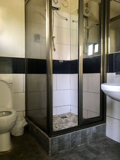 Bathroom 3, Omanye Lodge, Accra