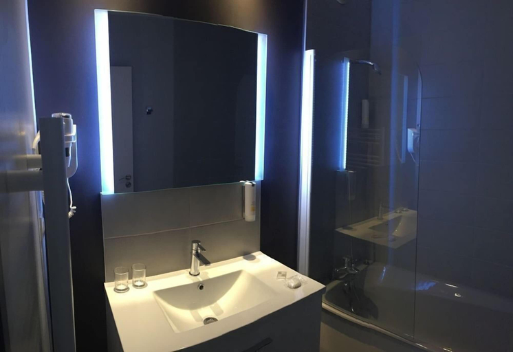 Bathroom 5, Golf Hotel Colvert, Côte-d'Or