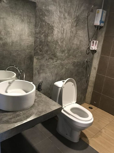 Bathroom 5, Takuapa Station Hotel, Takua Pa